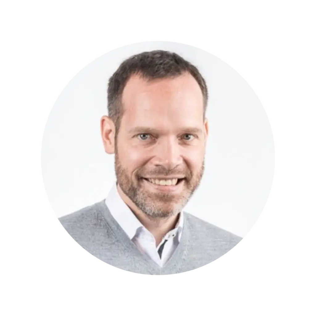 Das Bild zeigt ein Portrait von Dennis Ahrens.
